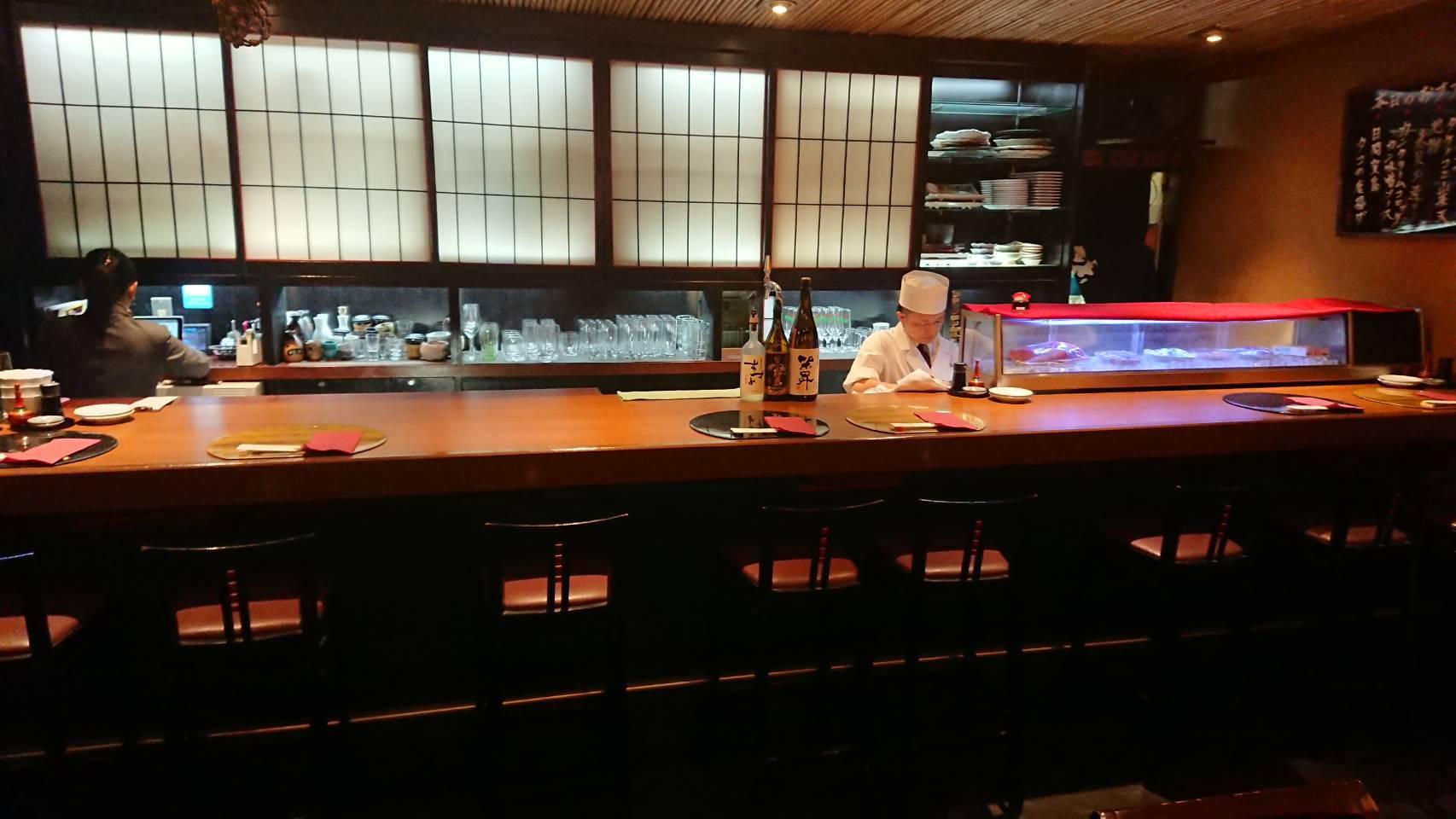 カウンター越しで調理する事も。
