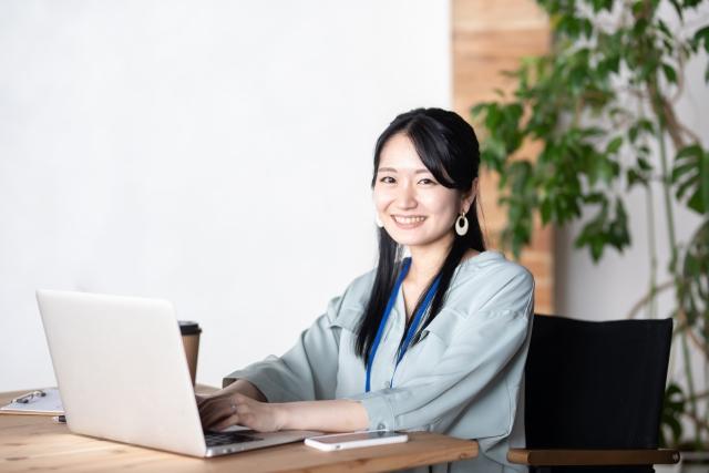 年間休日122日の経理事務