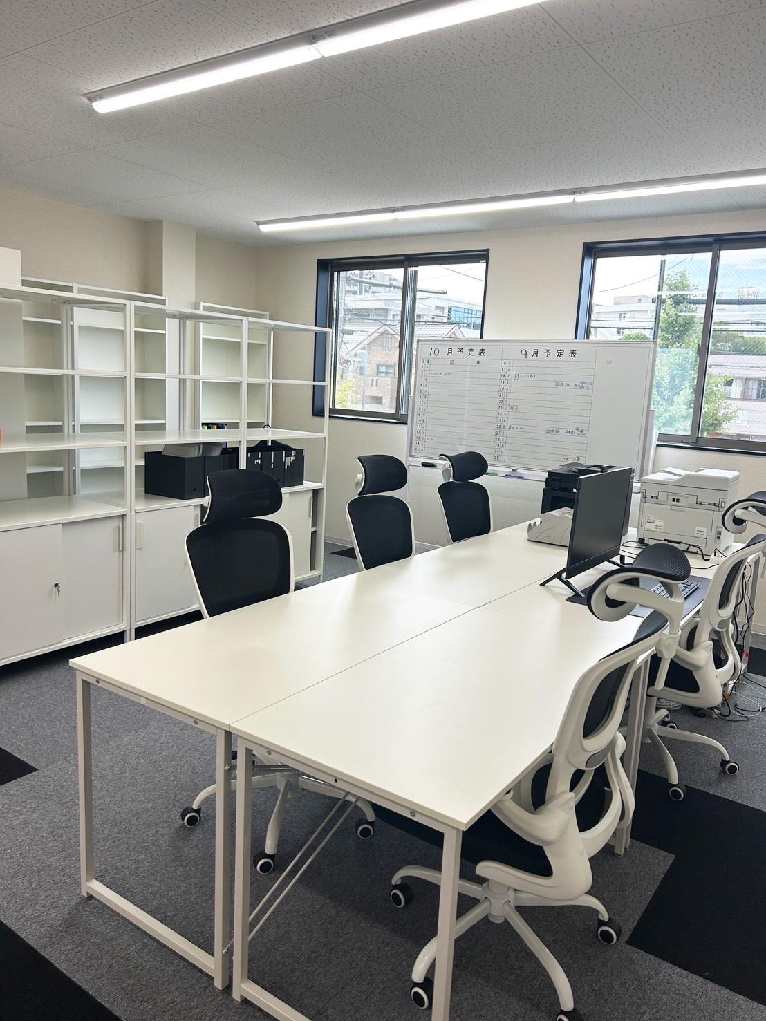 1人につき1台ノートパソコンを貸与します。