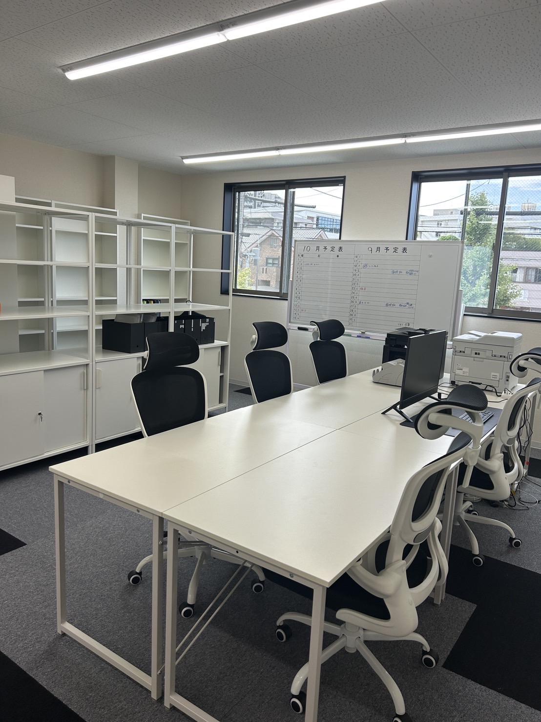 1人につき1台ノートパソコンを貸与します。